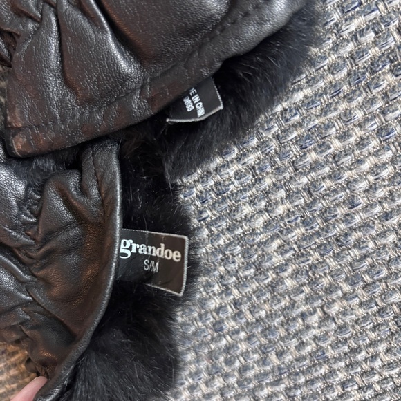 🖤 Grandoe Women’s Black Leather Mittens w/ Rabbit Fur Lining | Size Small ❄️ - Picture 3 of 4